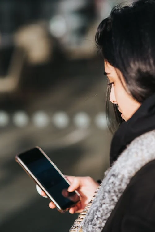 femme qui consulte une fiche d'établissement google<br />
